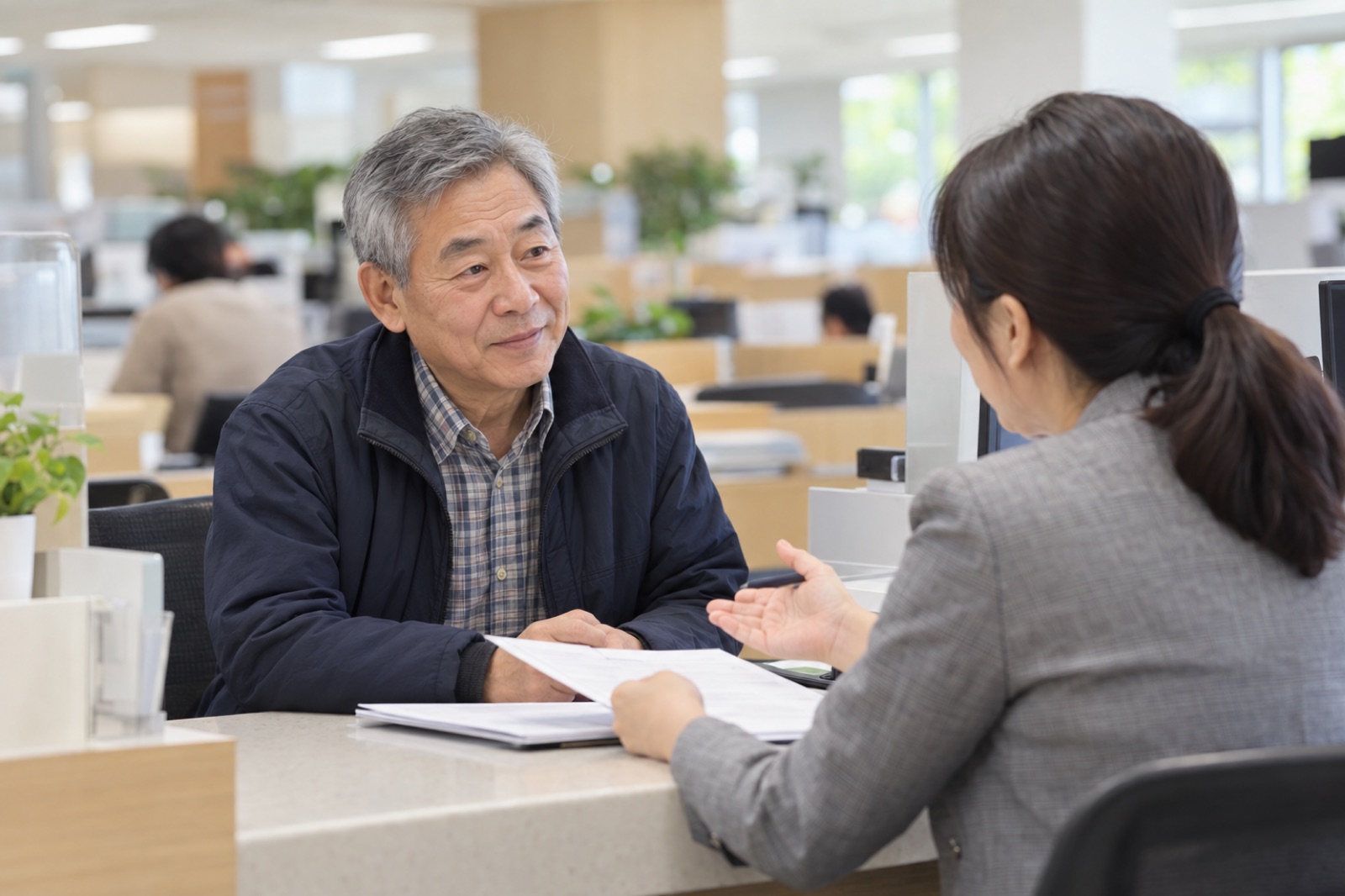 세무서 창구에서 장려금 상담을 받는 모습
