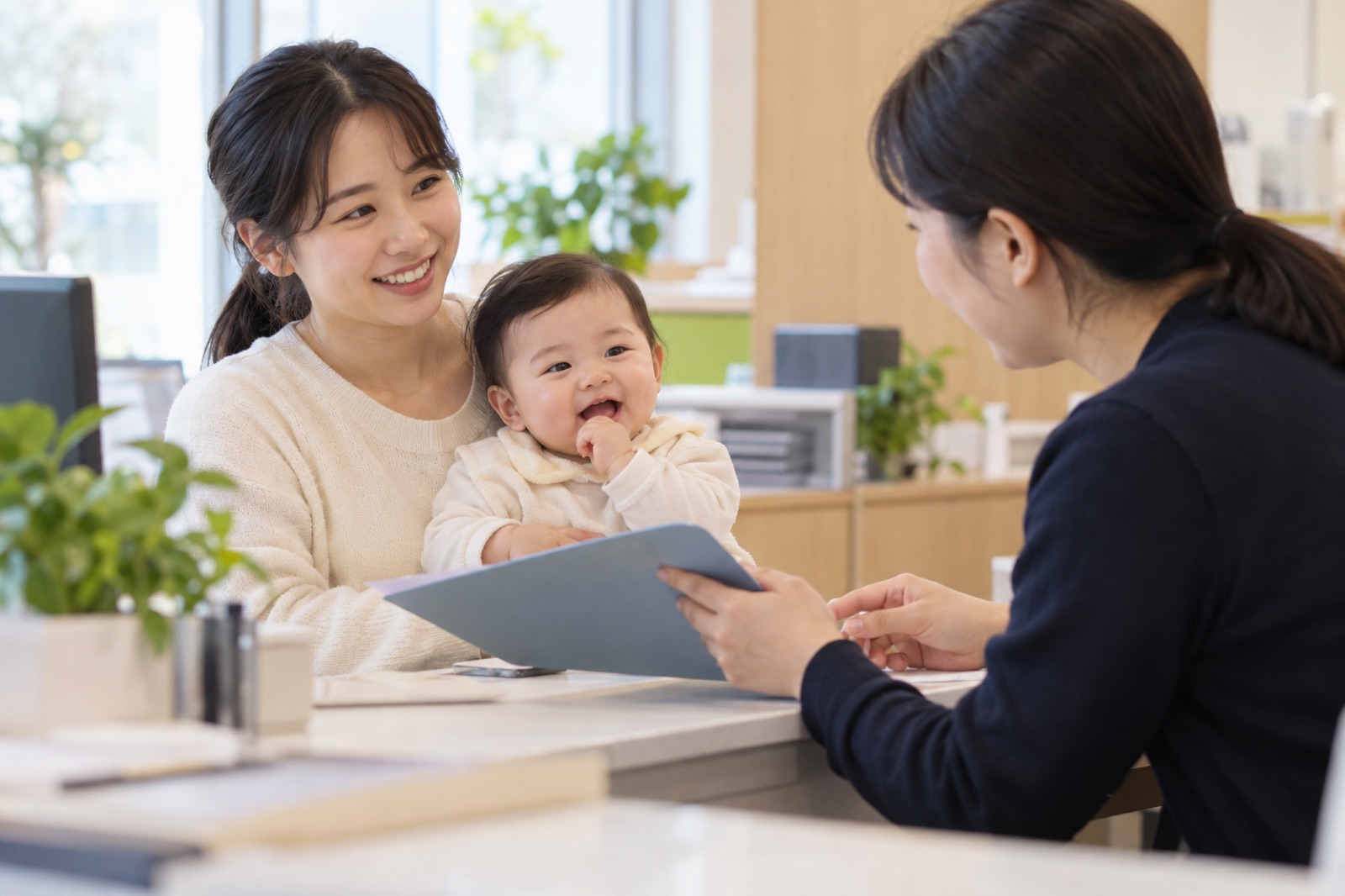 행정복지센터에서 아기를 안고 출산지원 신청을 상담하는 보호자