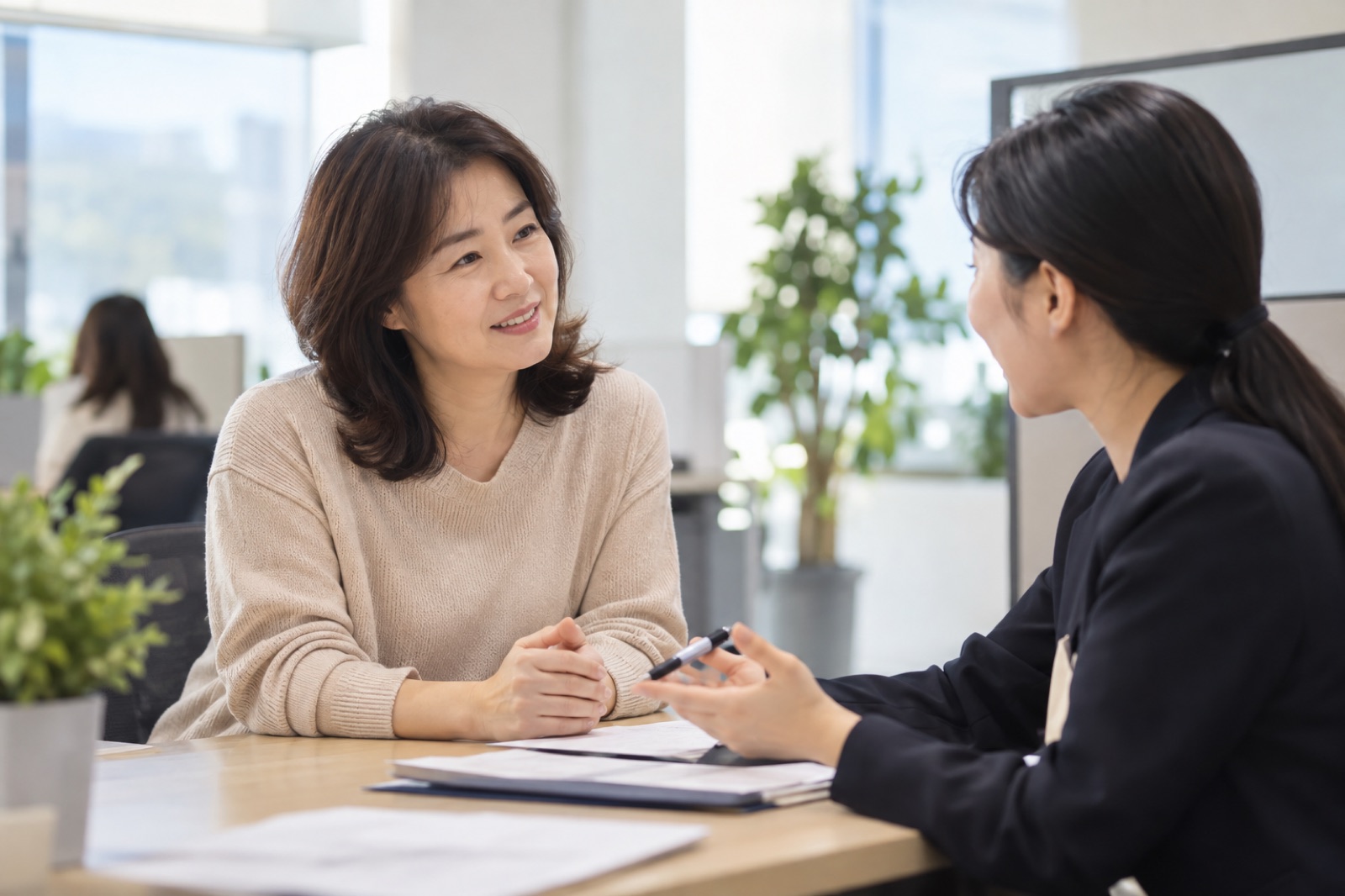 고용센터 상담 창구에서 훈련비 지원 상담을 받는 여성